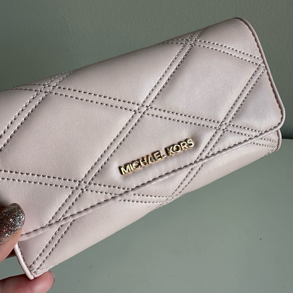 Micheal Kors Wallet - NWT ♥️